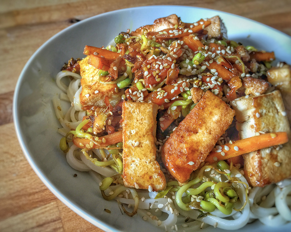 Nouilles de riz sautées aux carottes et tofu snacké - Vegan freestyle